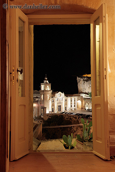 door-view-to-night-city.jpg