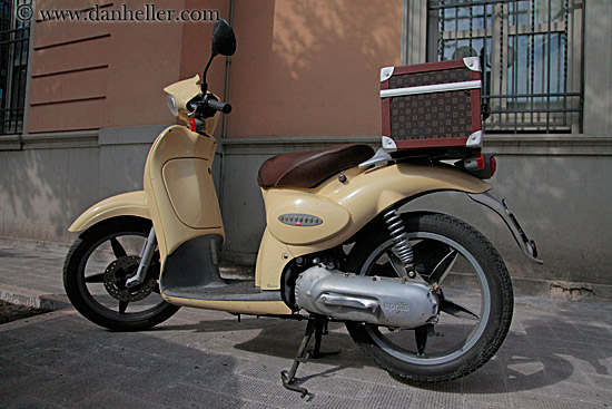 scarabeo-moped-1.jpg