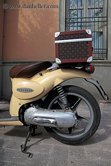 scarabeo-moped-2.jpg