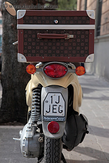 scarabeo-moped-5.jpg