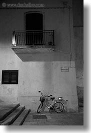 images/Europe/Italy/Puglia/Otranto/Bikes/bike-n-stairs-nite-bw-1.jpg