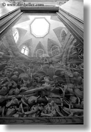 images/Europe/Italy/Puglia/Otranto/Church/bones-in-window-3.jpg