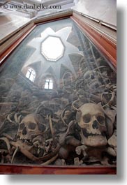 images/Europe/Italy/Puglia/Otranto/Church/bones-in-window-4.jpg