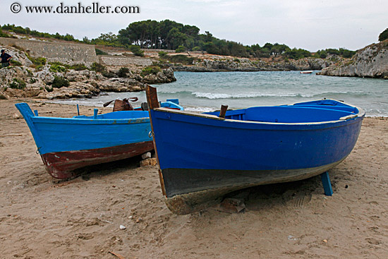 old-blue-wooden-boats-4.jpg