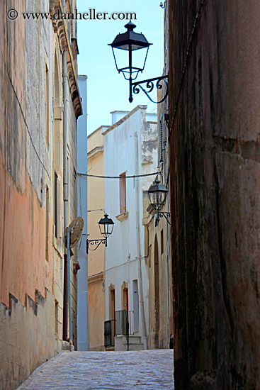 street_lamps-n-narrow-street.jpg