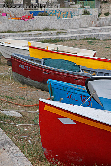 yellow-red-n-blue-boats-on-beach-2.jpg