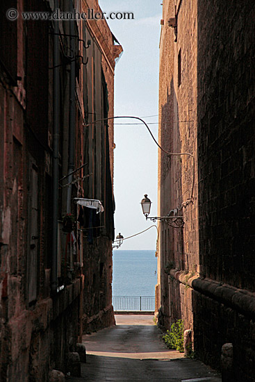 narrow-alley-n-street_lamps.jpg