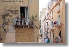 images/Europe/Italy/Puglia/Taranto/Town/windows-balconies-n-laundry-1.jpg