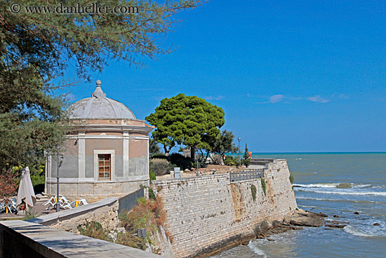 rotunda-bldg-n-seawall.jpg