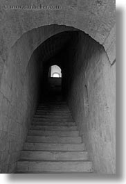 images/Europe/Italy/Puglia/Trani/Buildings/stairs-under-archway-2-bw.jpg