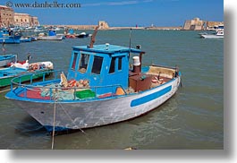 images/Europe/Italy/Puglia/Trani/Harbor/white-n-blue-boat.jpg