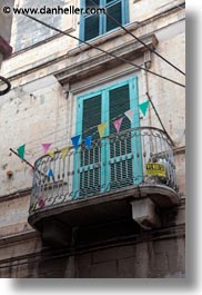 images/Europe/Italy/Puglia/Trani/Windows/balcony-n-flags.jpg