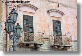 images/Europe/Italy/Puglia/Trani/Windows/lamp_post-n-window-2.jpg