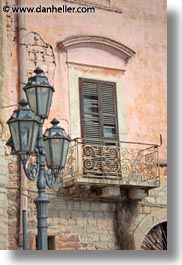 images/Europe/Italy/Puglia/Trani/Windows/lamp_post-n-window-3.jpg