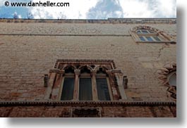 images/Europe/Italy/Puglia/Trani/Windows/upview-at-gothic-window.jpg