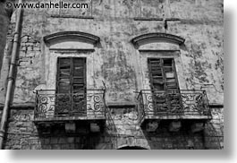 images/Europe/Italy/Puglia/Trani/Windows/window-n-balcony-2-bw.jpg