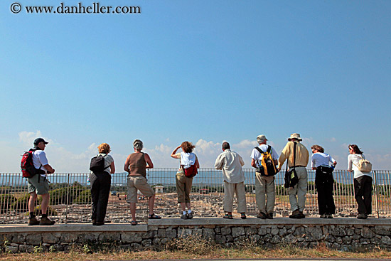 people-looking-at-roman-ruins-2.jpg