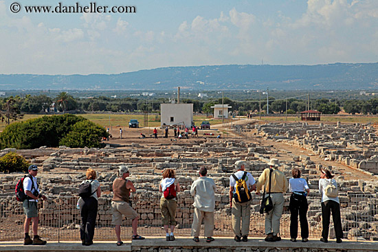 people-looking-at-roman-ruins-3.jpg