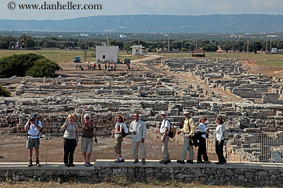 people-looking-at-roman-ruins-6.jpg