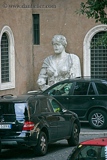 marble-statue-n-parked-cars.jpg