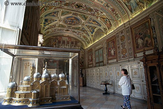 vatican-museum-hallway.jpg