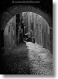images/Europe/Italy/Sardinia/Alghero/Streets/cobblestone-tunnel-bw.jpg