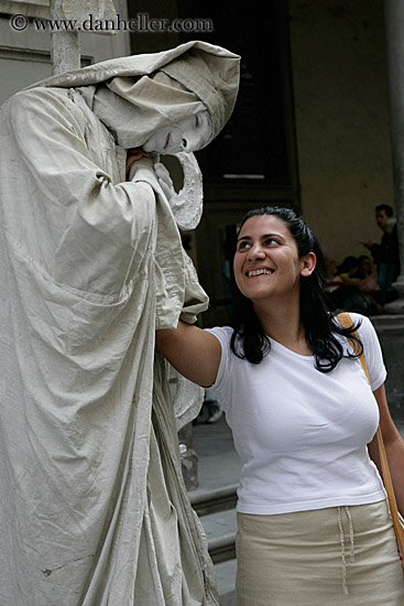 woman-admiring-mime.jpg