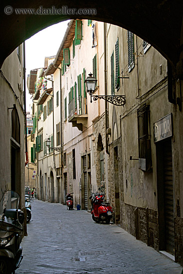 motorcycles-in-alley1.jpg