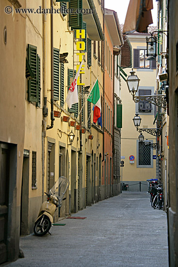 motorcycles-in-alley2.jpg