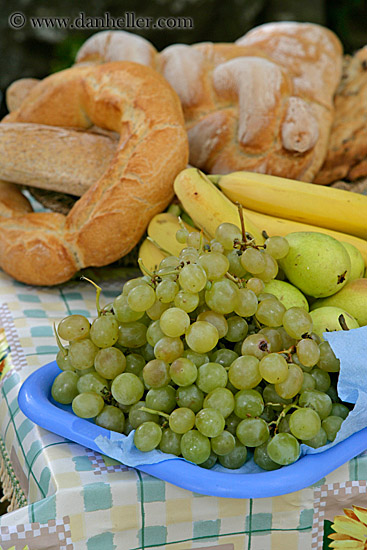 white-grapes-n-bread.jpg