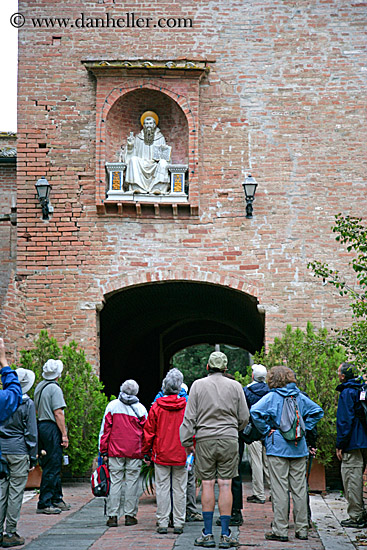 tourists-viewing-statue.jpg