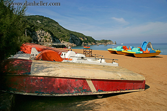 colorful-boats-on-beach-3.jpg