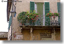 images/Europe/Italy/Tuscany/Towns/Montalcino/FlowersDoorsWindows/flowers-in-windows-3.jpg