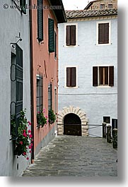 images/Europe/Italy/Tuscany/Towns/Montalcino/FlowersDoorsWindows/flowers-in-windows-4.jpg