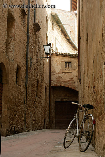 bike-in-alley-2.jpg