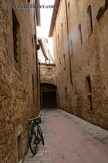 bike-in-alley-3.jpg