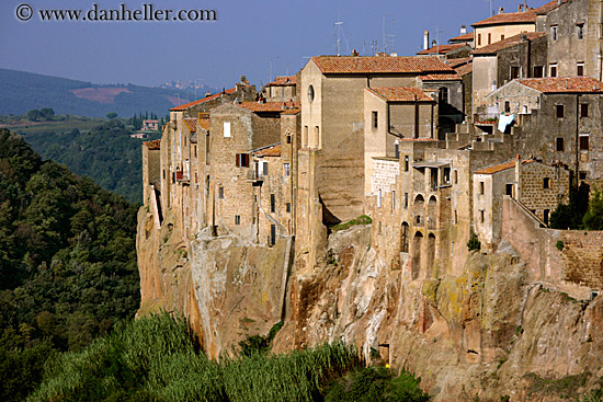 pitigliano-city-walls-01.jpg