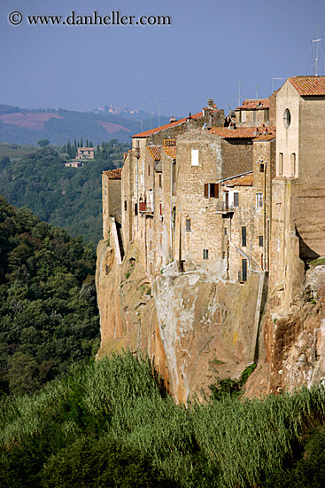 pitigliano-city-walls-02.jpg