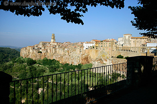 pitigliano-cityscape-01.jpg