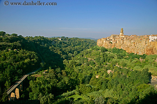 pitigliano-cityscape-n-bridge-valley.jpg