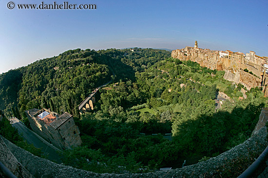 pitigliano-n-valley-fisheye.jpg