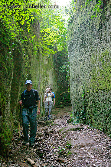 hiking-in-etruscan-cuts-01.jpg