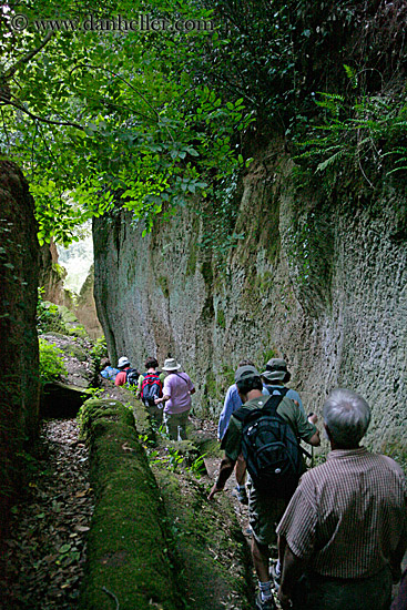 hiking-in-etruscan-cuts-03.jpg