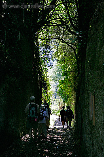 hiking-in-etruscan-cuts-08.jpg