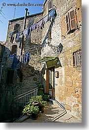 images/Europe/Italy/Tuscany/Towns/Pitigliano/Laundry/hanging-laundry-2.jpg