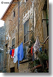 images/Europe/Italy/Tuscany/Towns/Pitigliano/Laundry/hanging-laundry-8.jpg