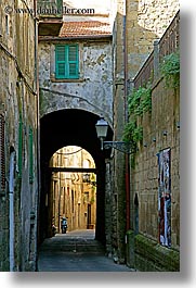 images/Europe/Italy/Tuscany/Towns/Pitigliano/Streets/alley-n-arch.jpg
