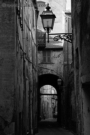 lamp_post-in-alley-bw.jpg