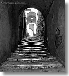 images/Europe/Italy/Tuscany/Towns/Pitigliano/Streets/steps-in-alley-3.jpg