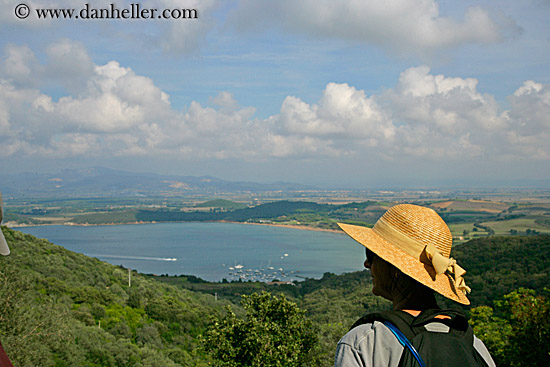 tourist-hat-n-lake-scenic-2.jpg